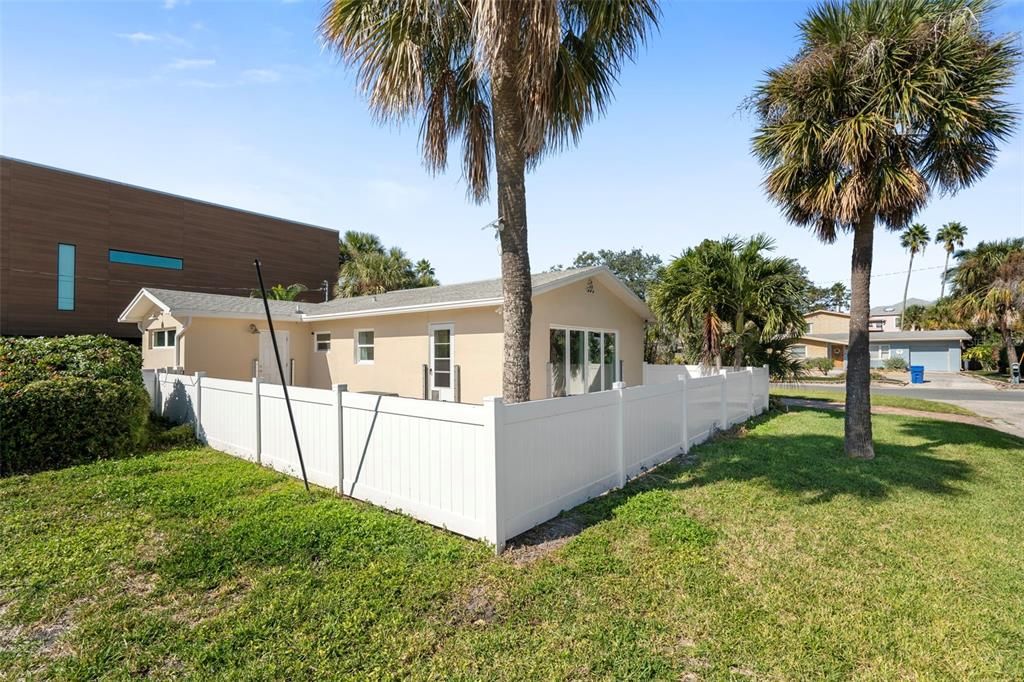 Active With Contract: $625,000 (2 beds, 1 baths, 1124 Square Feet)