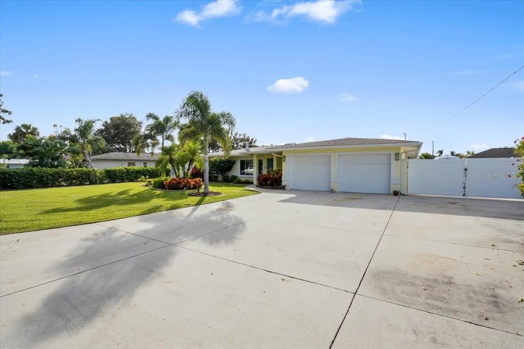 For Sale: $598,900 (3 beds, 2 baths, 1838 Square Feet)