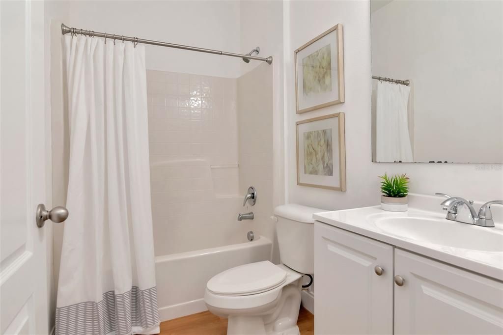 Activo con contrato: $360,000 (4 camas, 3 baños, 2416 Pies cuadrados)