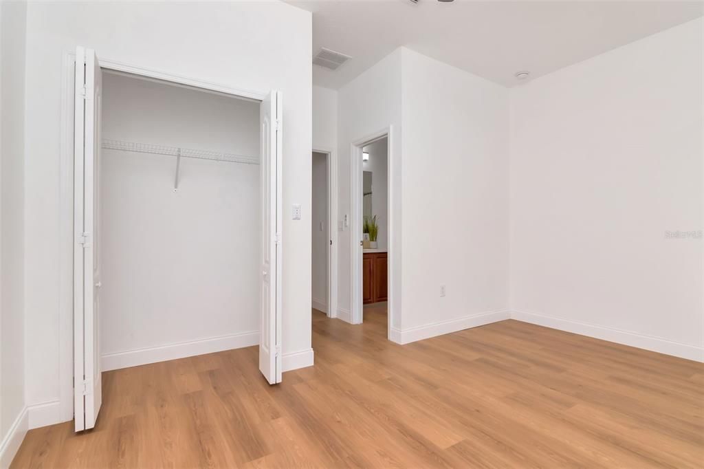 Activo con contrato: $360,000 (4 camas, 3 baños, 2416 Pies cuadrados)