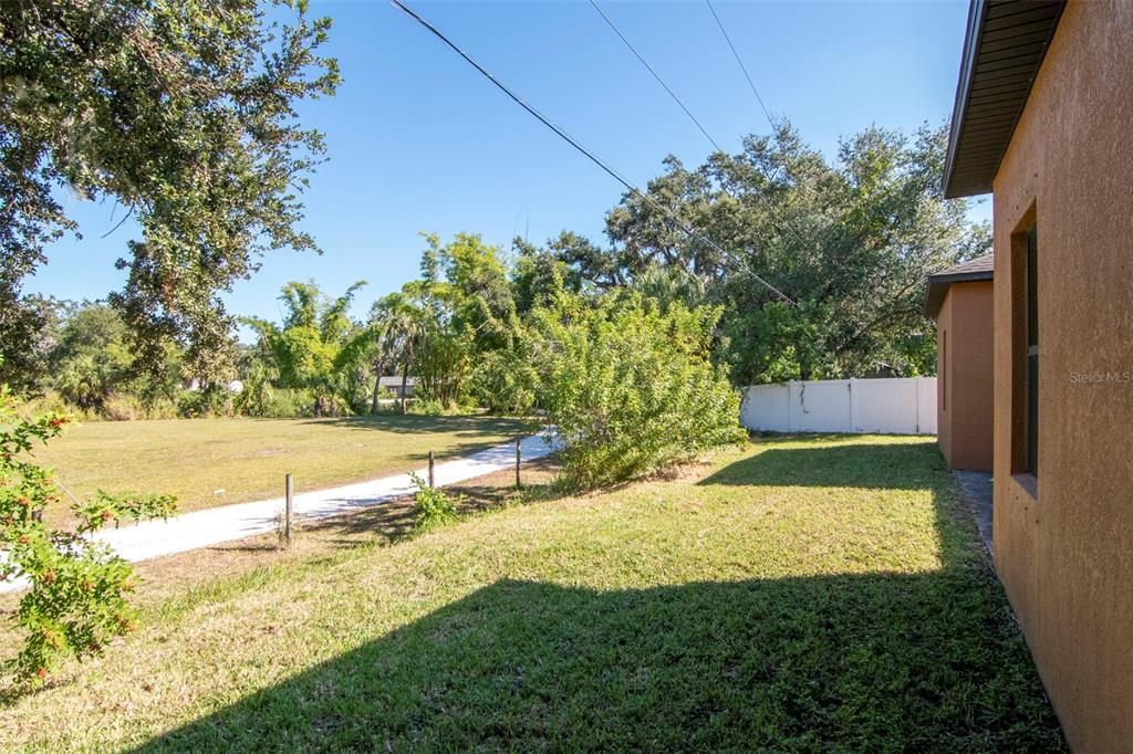 Activo con contrato: $360,000 (4 camas, 3 baños, 2416 Pies cuadrados)