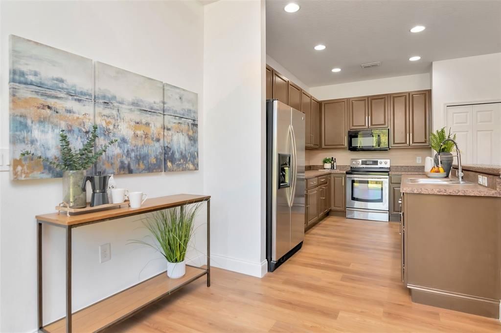 Activo con contrato: $360,000 (4 camas, 3 baños, 2416 Pies cuadrados)