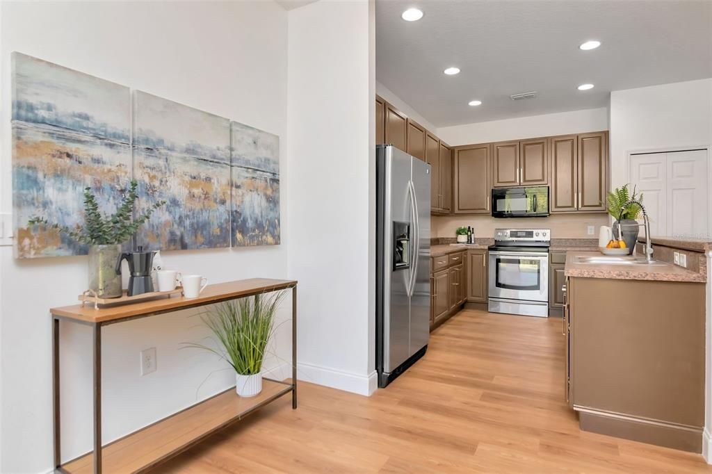 Activo con contrato: $360,000 (4 camas, 3 baños, 2416 Pies cuadrados)