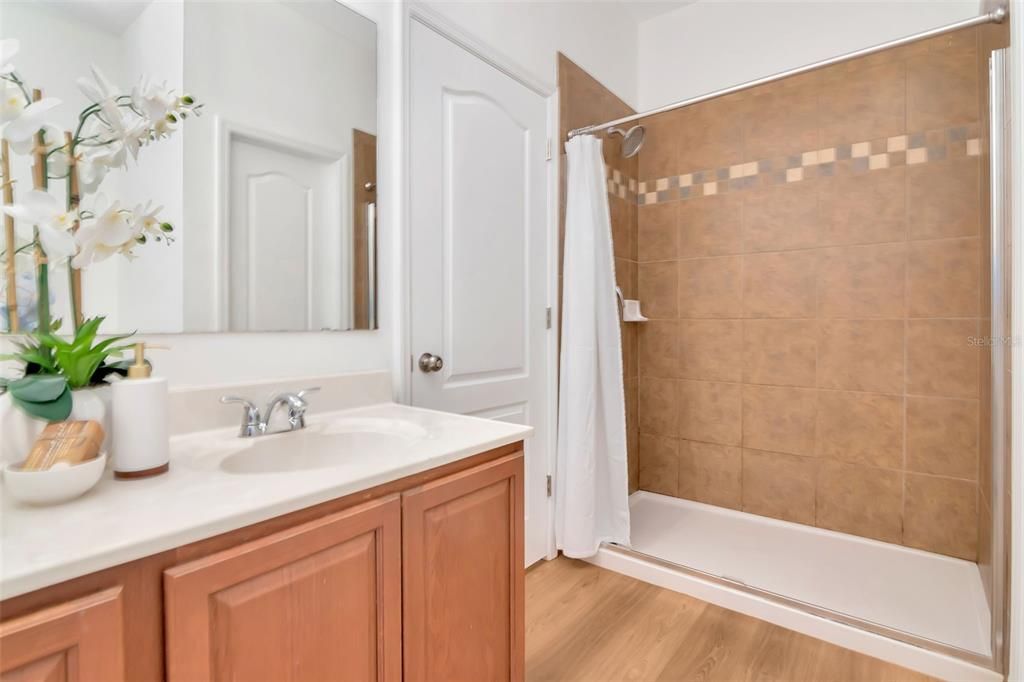 Activo con contrato: $360,000 (4 camas, 3 baños, 2416 Pies cuadrados)