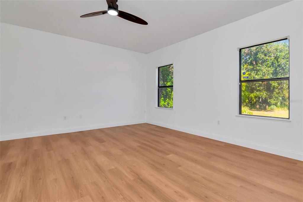 Activo con contrato: $360,000 (4 camas, 3 baños, 2416 Pies cuadrados)