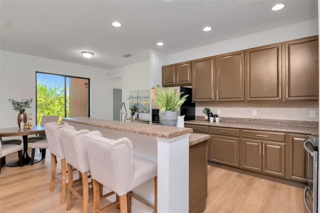 Activo con contrato: $360,000 (4 camas, 3 baños, 2416 Pies cuadrados)