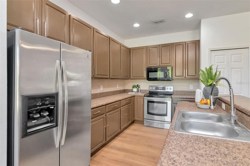 Activo con contrato: $360,000 (4 camas, 3 baños, 2416 Pies cuadrados)