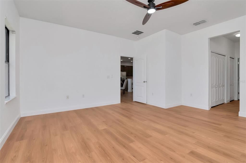 Activo con contrato: $360,000 (4 camas, 3 baños, 2416 Pies cuadrados)