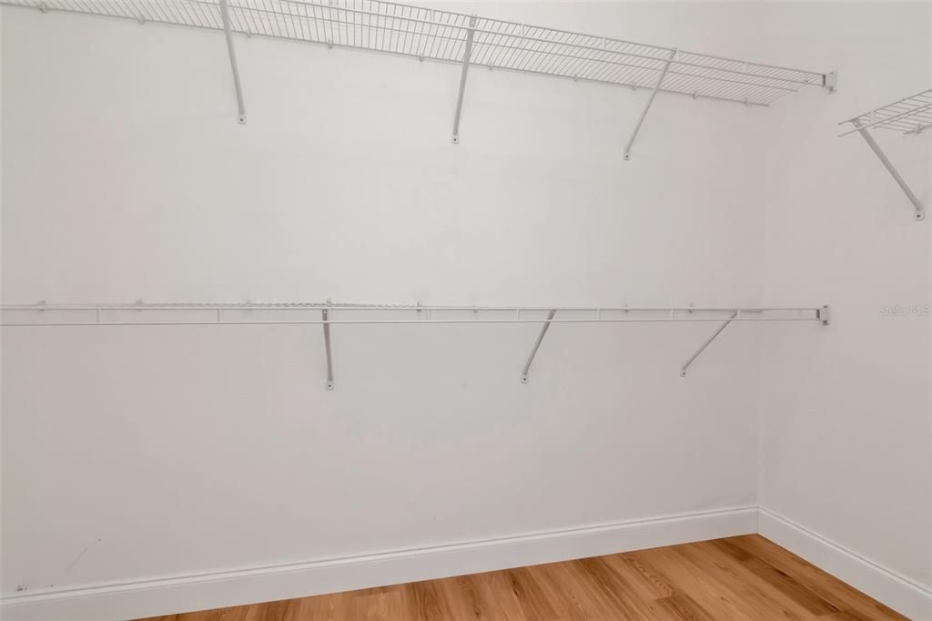 Activo con contrato: $360,000 (4 camas, 3 baños, 2416 Pies cuadrados)