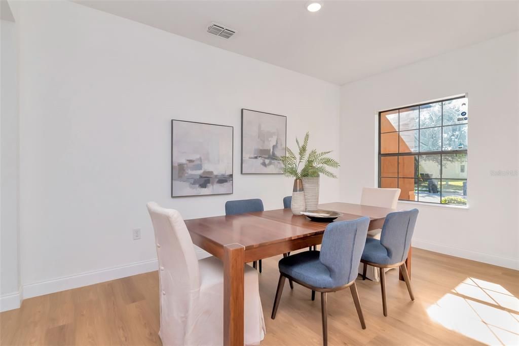 Activo con contrato: $360,000 (4 camas, 3 baños, 2416 Pies cuadrados)