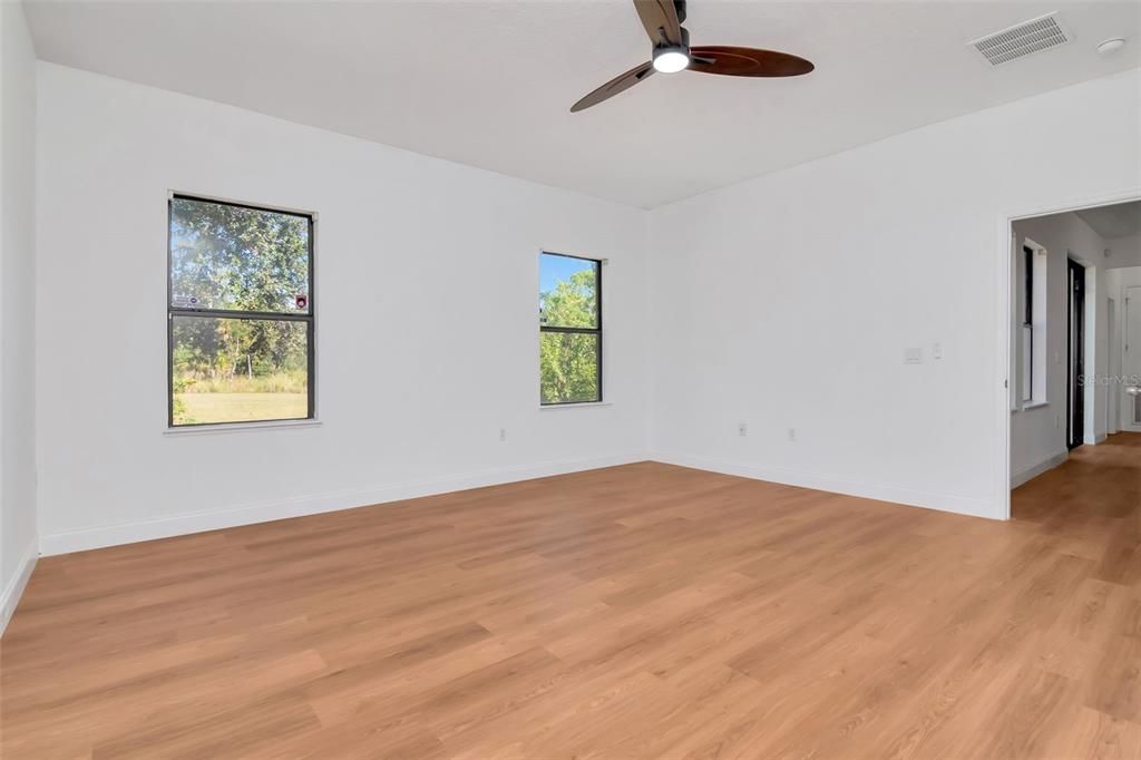 Activo con contrato: $360,000 (4 camas, 3 baños, 2416 Pies cuadrados)