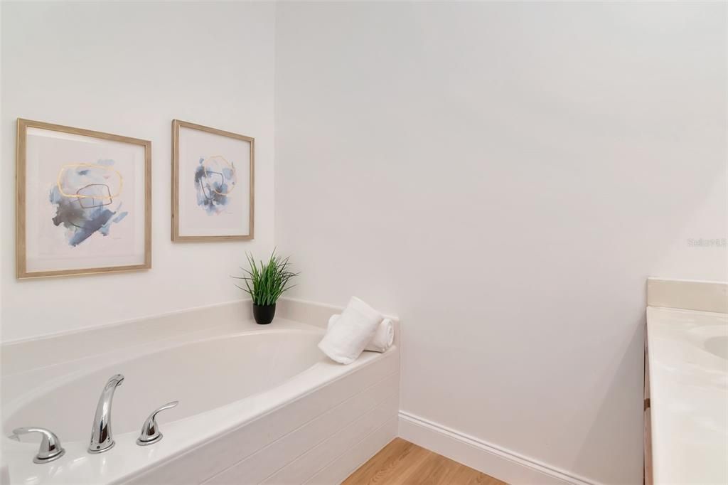 Activo con contrato: $360,000 (4 camas, 3 baños, 2416 Pies cuadrados)