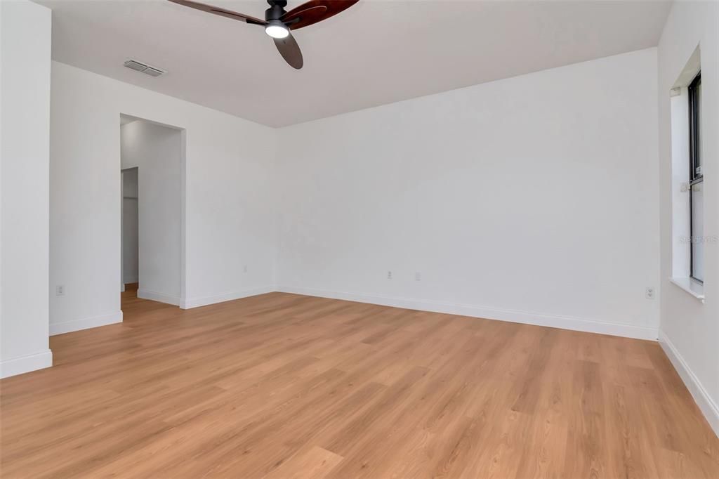 Activo con contrato: $360,000 (4 camas, 3 baños, 2416 Pies cuadrados)