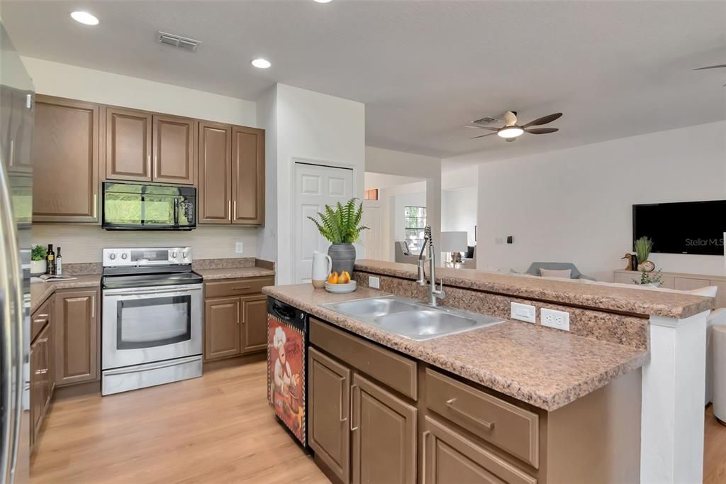 Activo con contrato: $360,000 (4 camas, 3 baños, 2416 Pies cuadrados)