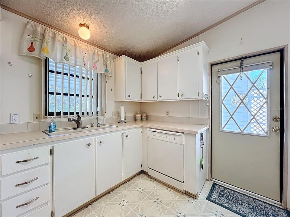 На продажу: $160,000 (2 спален, 2 ванн, 936 Квадратных фут)