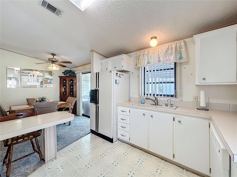 На продажу: $160,000 (2 спален, 2 ванн, 936 Квадратных фут)