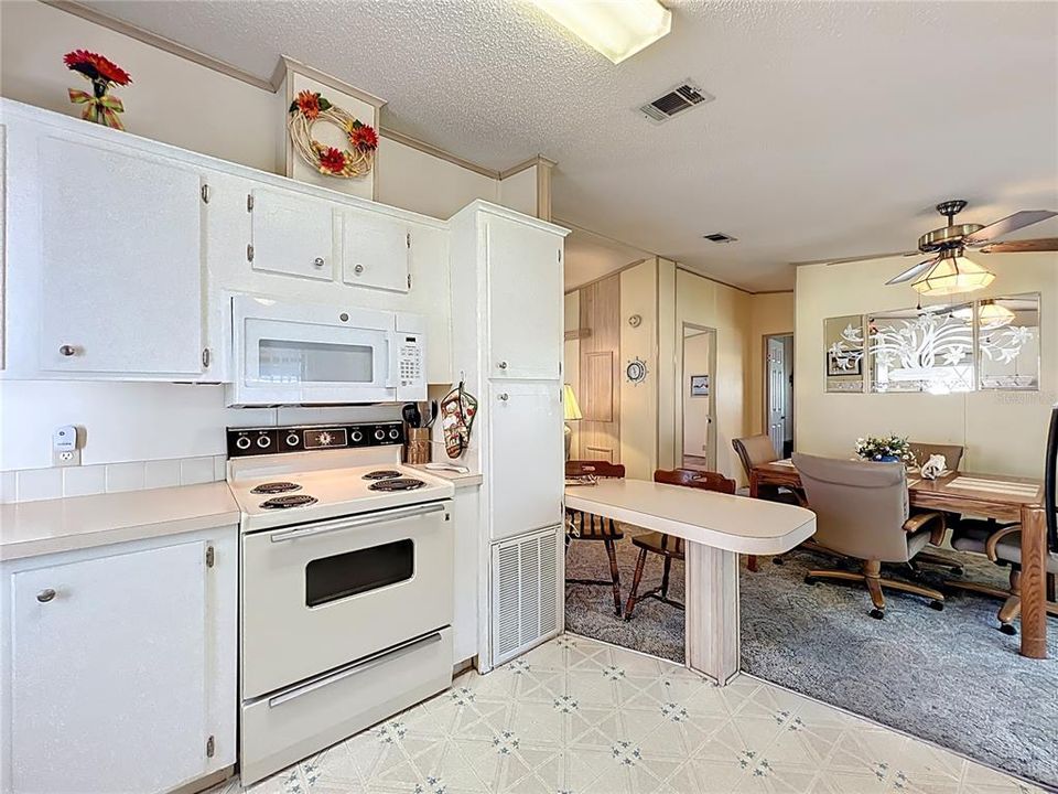 На продажу: $160,000 (2 спален, 2 ванн, 936 Квадратных фут)