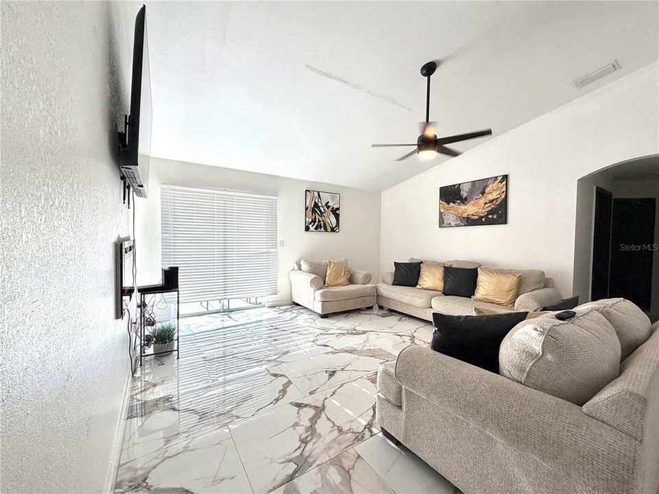 待售: $250,000 (4 贝兹, 2 浴室, 1736 平方英尺)