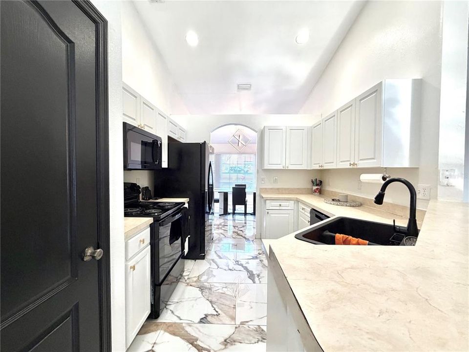 待售: $250,000 (4 贝兹, 2 浴室, 1736 平方英尺)