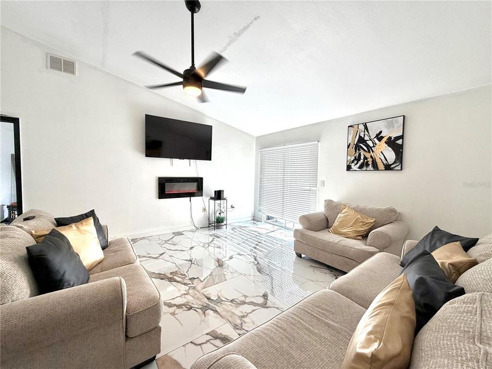 待售: $250,000 (4 贝兹, 2 浴室, 1736 平方英尺)