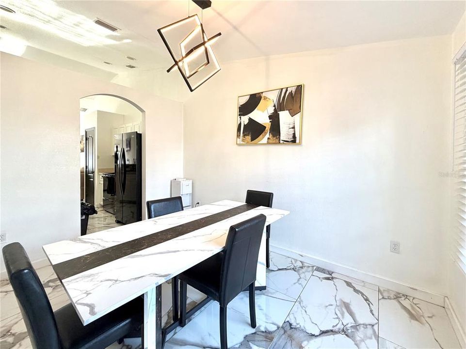 待售: $250,000 (4 贝兹, 2 浴室, 1736 平方英尺)