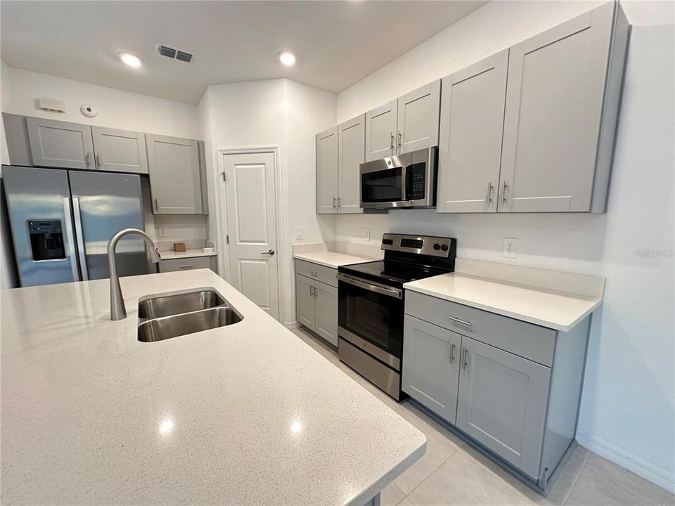 待售: $275,990 (3 贝兹, 2 浴室, 1407 平方英尺)