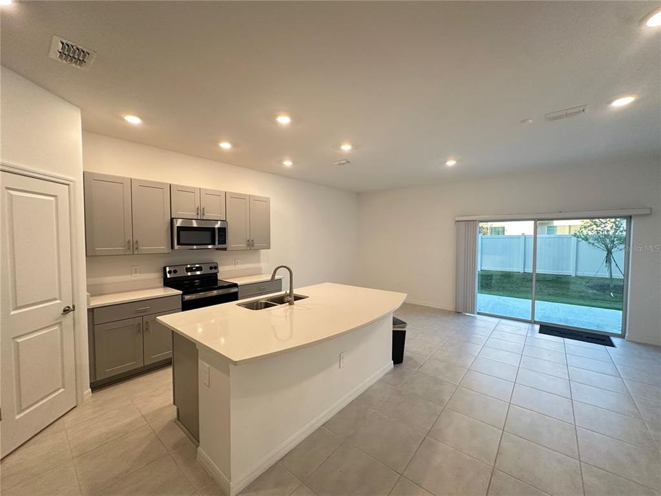 待售: $275,990 (3 贝兹, 2 浴室, 1407 平方英尺)