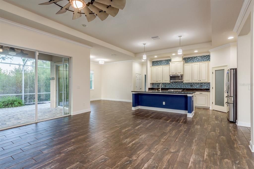 For Sale: $600,000 (4 beds, 3 baths, 2556 Square Feet)