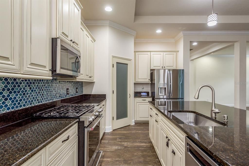 For Sale: $600,000 (4 beds, 3 baths, 2556 Square Feet)