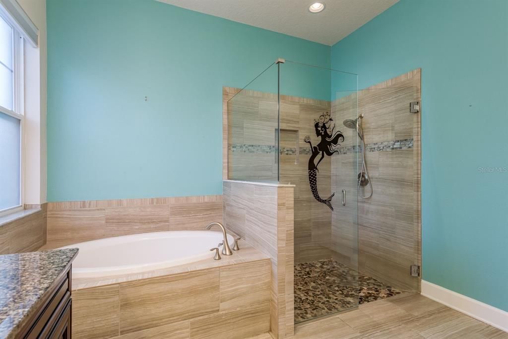 For Sale: $600,000 (4 beds, 3 baths, 2556 Square Feet)