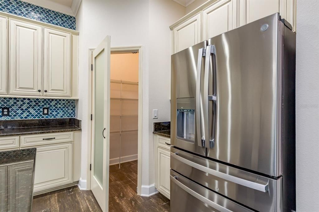 For Sale: $600,000 (4 beds, 3 baths, 2556 Square Feet)