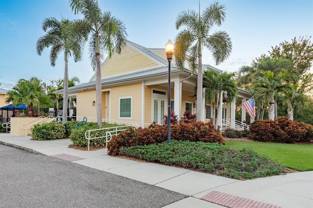 For Sale: $600,000 (4 beds, 3 baths, 2556 Square Feet)