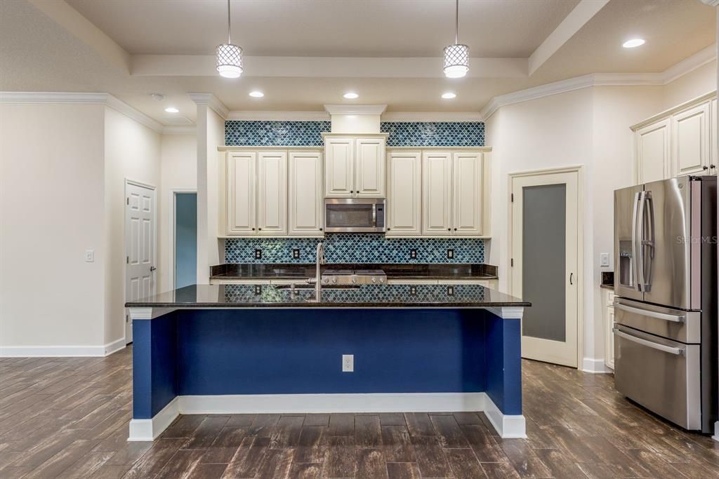 For Sale: $600,000 (4 beds, 3 baths, 2556 Square Feet)