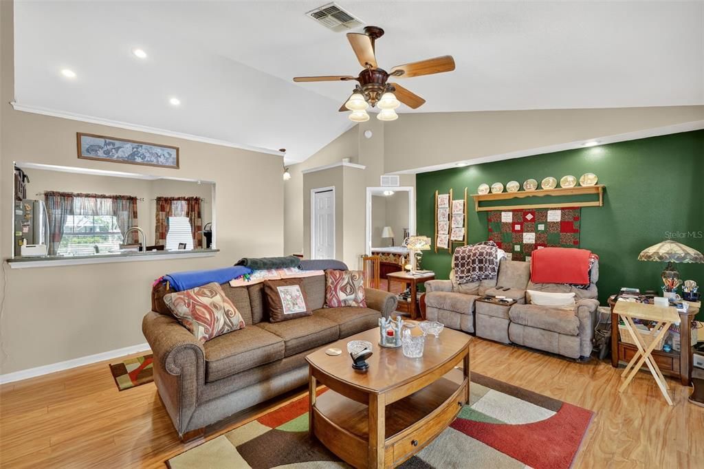 Active With Contract: $375,000 (3 beds, 2 baths, 1394 Square Feet)