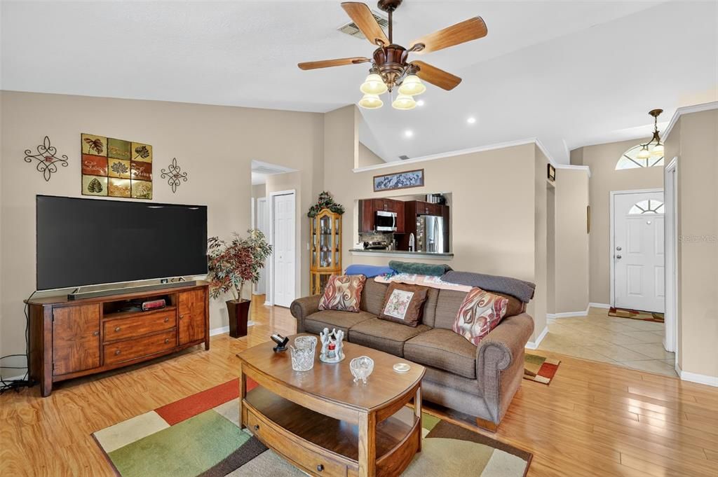 Active With Contract: $375,000 (3 beds, 2 baths, 1394 Square Feet)