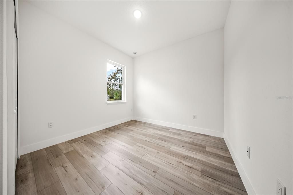 待售: $308,000 (4 贝兹, 2 浴室, 1560 平方英尺)