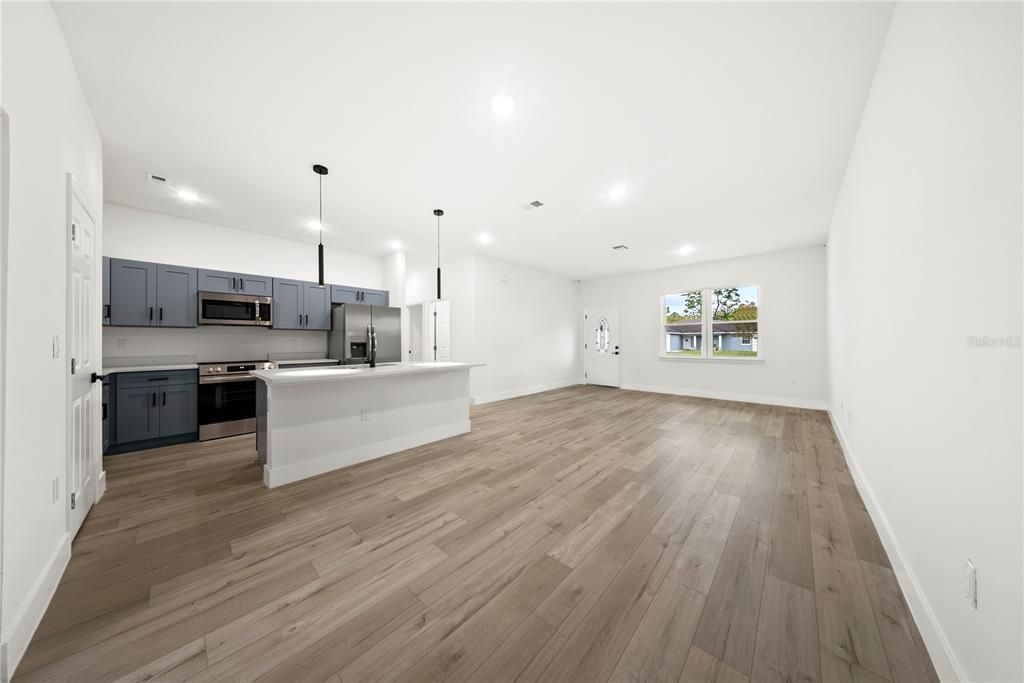 待售: $308,000 (4 贝兹, 2 浴室, 1560 平方英尺)