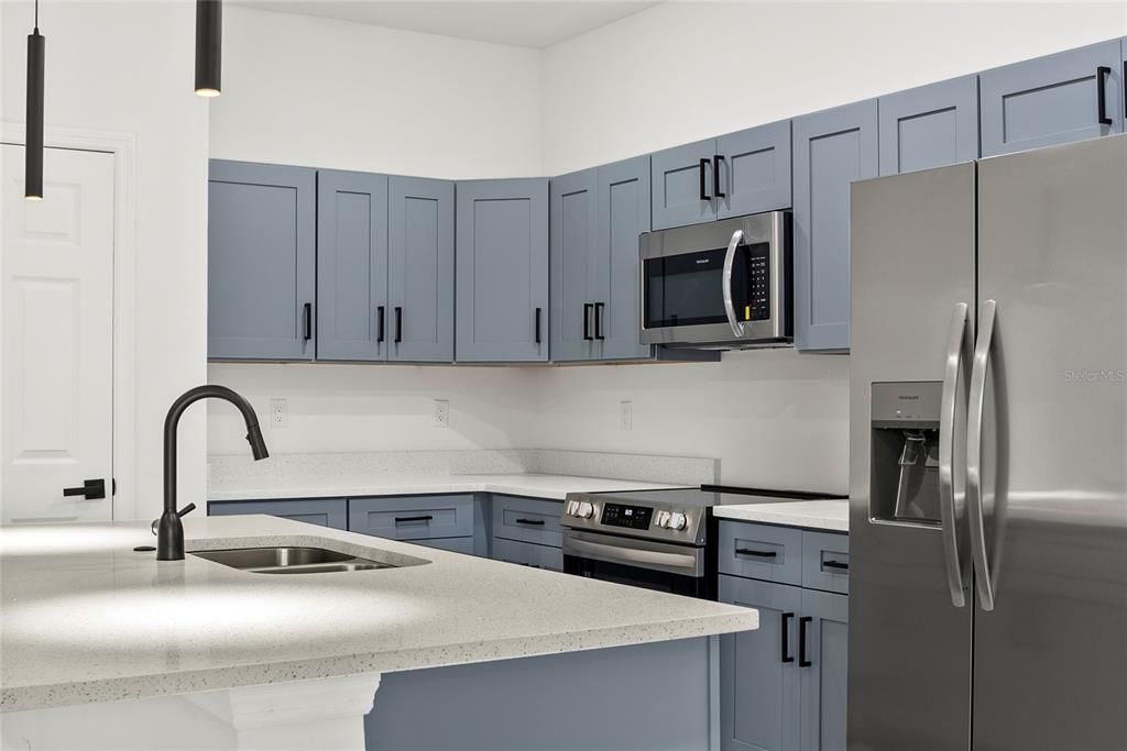 待售: $308,000 (4 贝兹, 2 浴室, 1560 平方英尺)