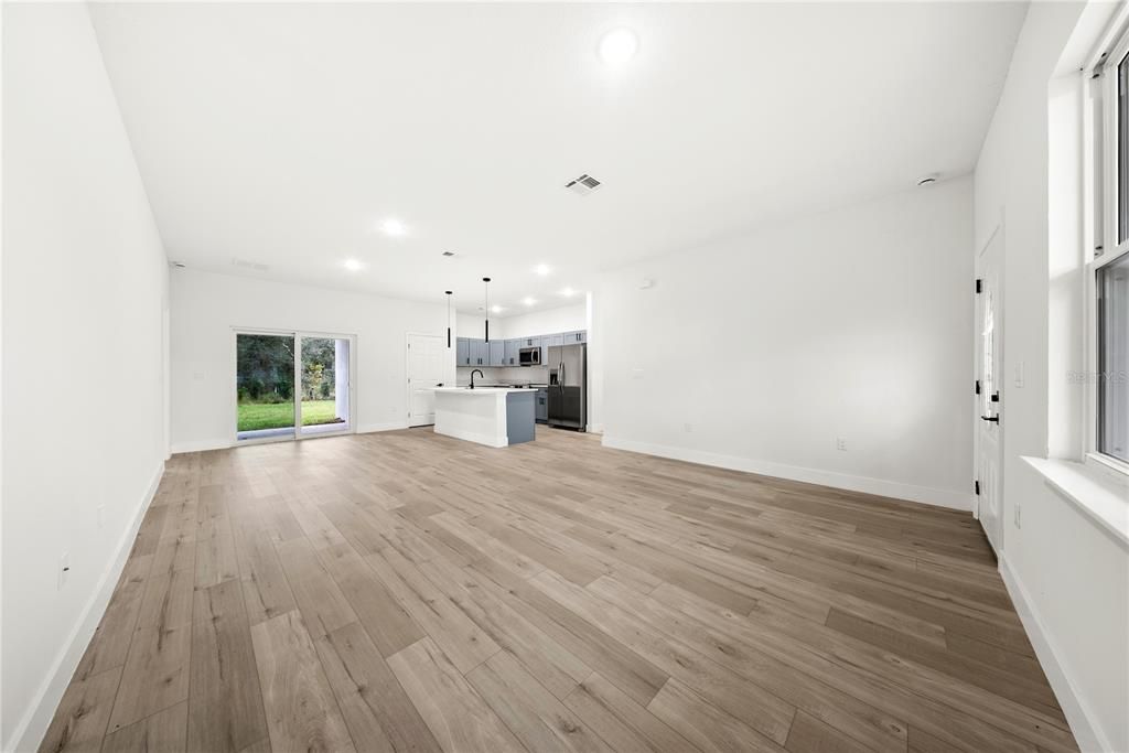 待售: $308,000 (4 贝兹, 2 浴室, 1560 平方英尺)