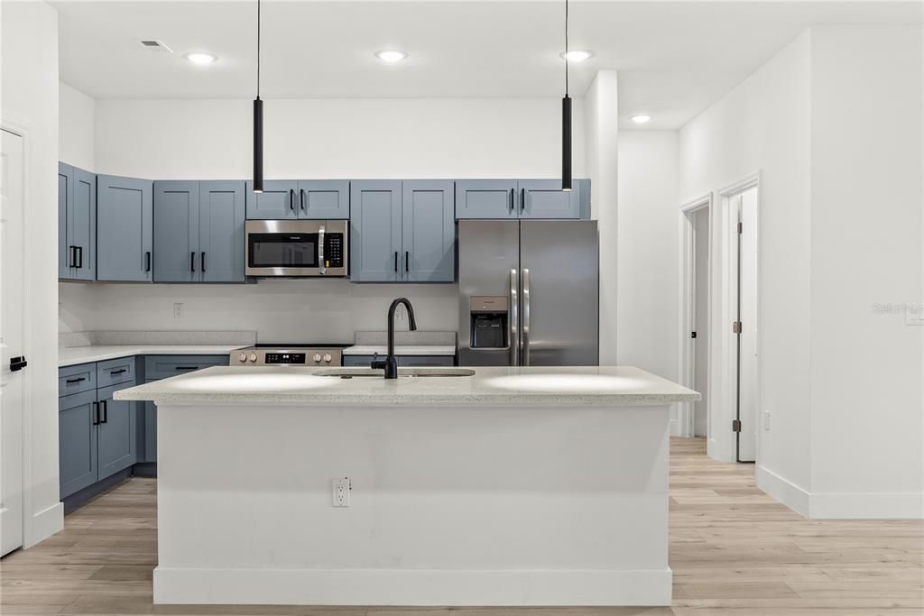 待售: $308,000 (4 贝兹, 2 浴室, 1560 平方英尺)