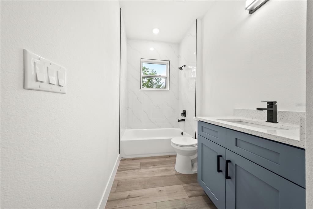 待售: $308,000 (4 贝兹, 2 浴室, 1560 平方英尺)