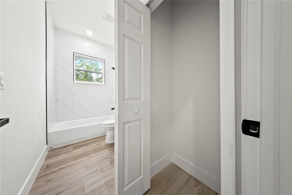 待售: $308,000 (4 贝兹, 2 浴室, 1560 平方英尺)