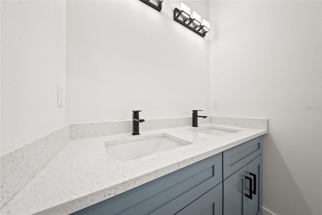 待售: $308,000 (4 贝兹, 2 浴室, 1560 平方英尺)