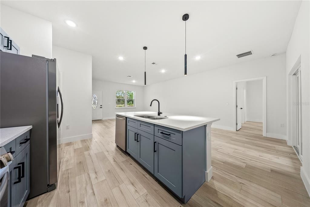 待售: $308,000 (4 贝兹, 2 浴室, 1560 平方英尺)