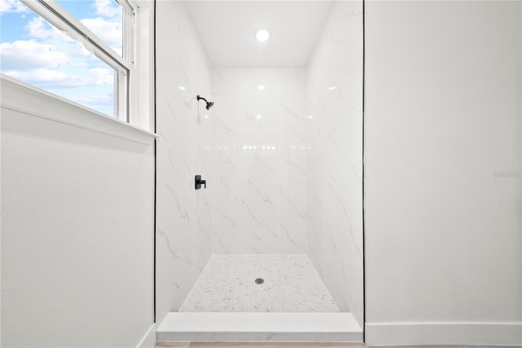 待售: $308,000 (4 贝兹, 2 浴室, 1560 平方英尺)