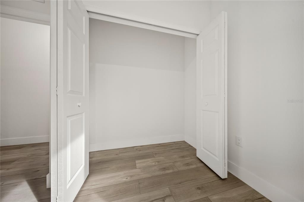 待售: $308,000 (4 贝兹, 2 浴室, 1560 平方英尺)