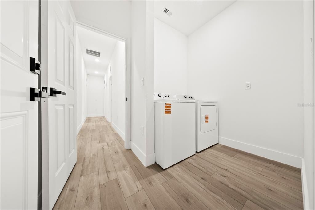 待售: $308,000 (4 贝兹, 2 浴室, 1560 平方英尺)