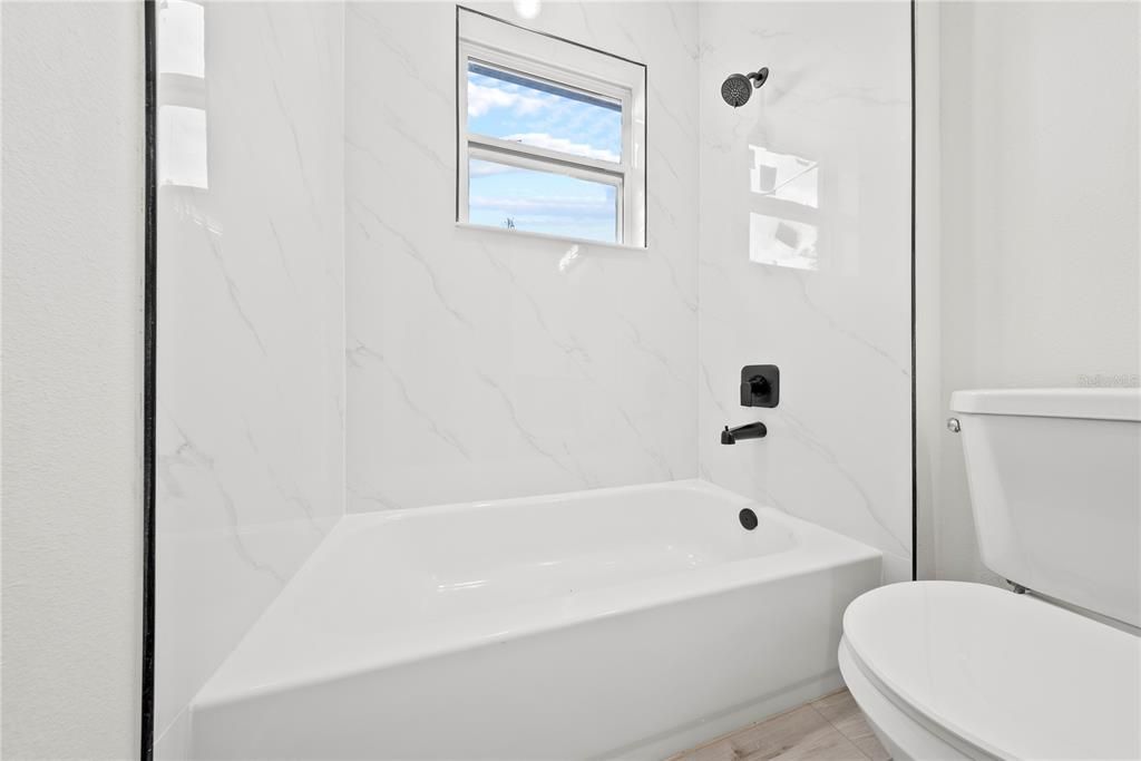 待售: $308,000 (4 贝兹, 2 浴室, 1560 平方英尺)