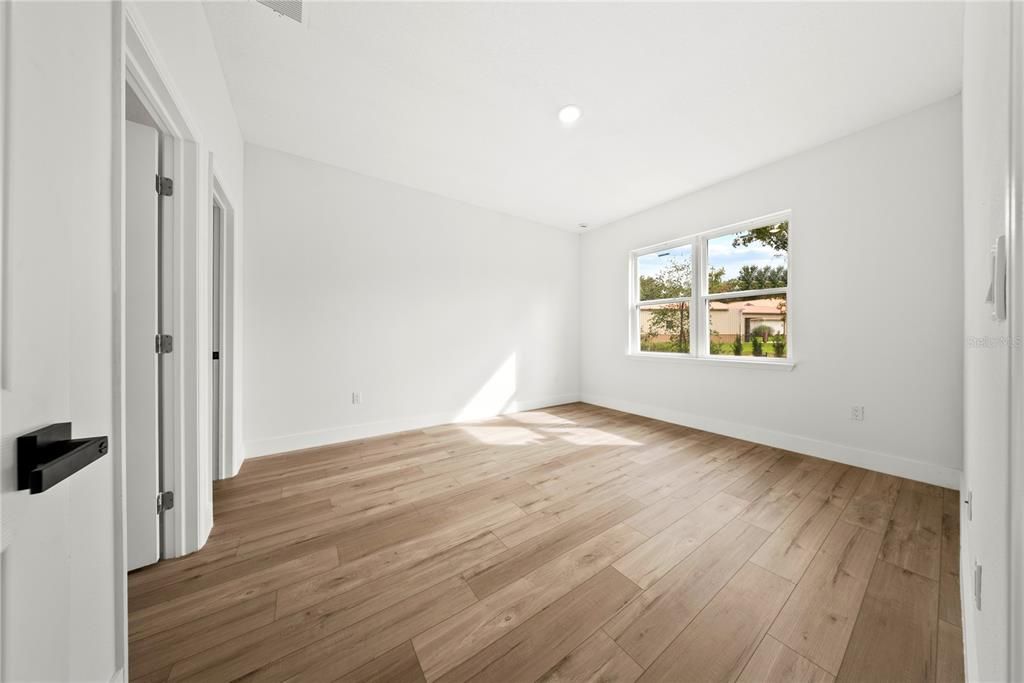 待售: $308,000 (4 贝兹, 2 浴室, 1560 平方英尺)