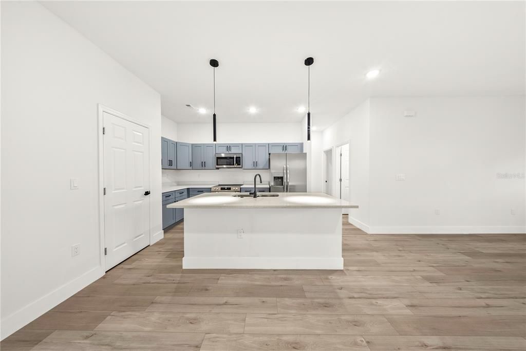 待售: $308,000 (4 贝兹, 2 浴室, 1560 平方英尺)